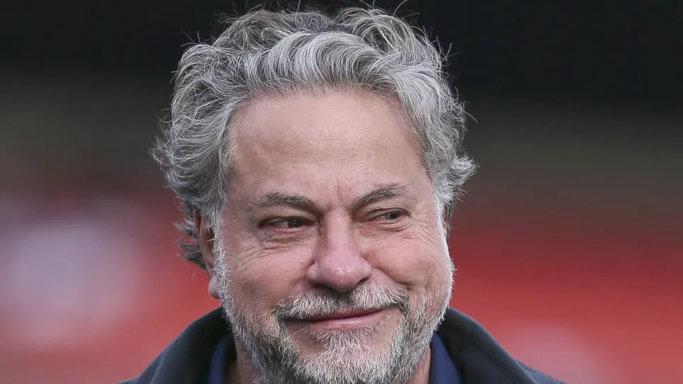 Casares reage a ataques e movimenta bastidores após denúncia